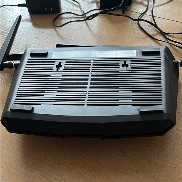 Black Wireless Router - Picture 4 of 5